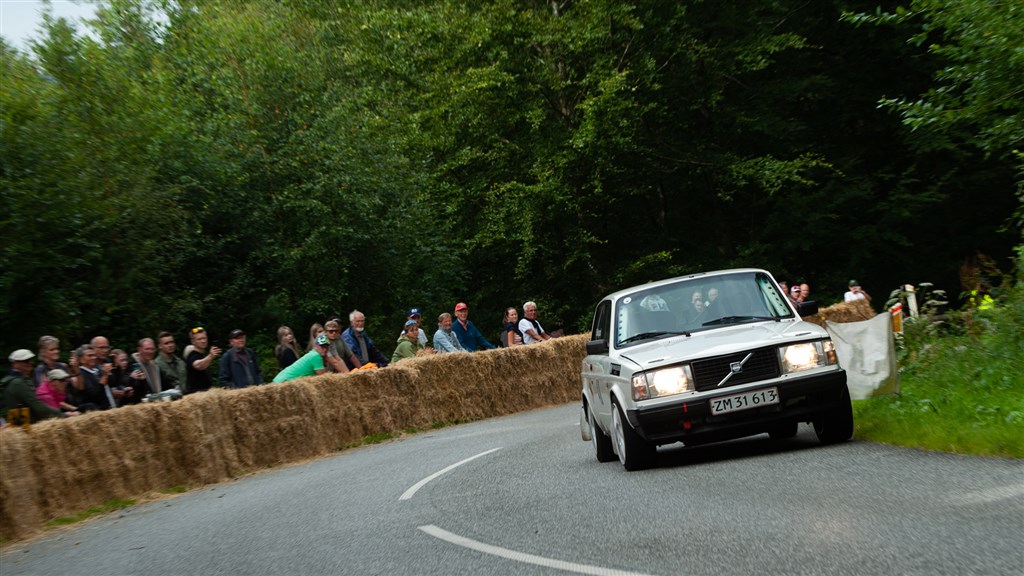 Heino Mejers fart igennem svingene på Munkebjergbakken udløste høje klapsalver bland publikum.
(Foto: rallypics.dk / Viggo Johansen)